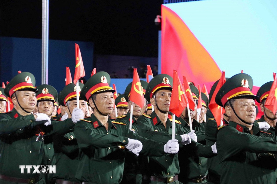 Khối diễu binh cựu chiến binh mang hình ảnh oai hùng của những người chiến sỹ Bộ đội Cụ Hồ trong lễ hợp luyện. (Ảnh: Xuân Khu/TTXVN)