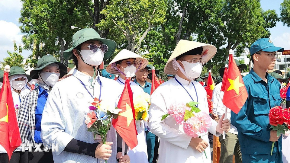 Các thành viên khối diễu hành Mặt trận Tổ quốc miệt mài luyện tập trong cái nắng phương Nam. (Ảnh: Xuân Khu/TTXVN)