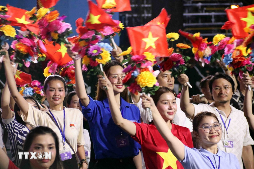 Tham gia khối diễu hành Văn hóa-Thể thao-Truyền thông có sự tham gia của nhiều hoa hậu, nghệ sỹ tiêu biểu. (Ảnh: Xuân Khu/TTXVN)