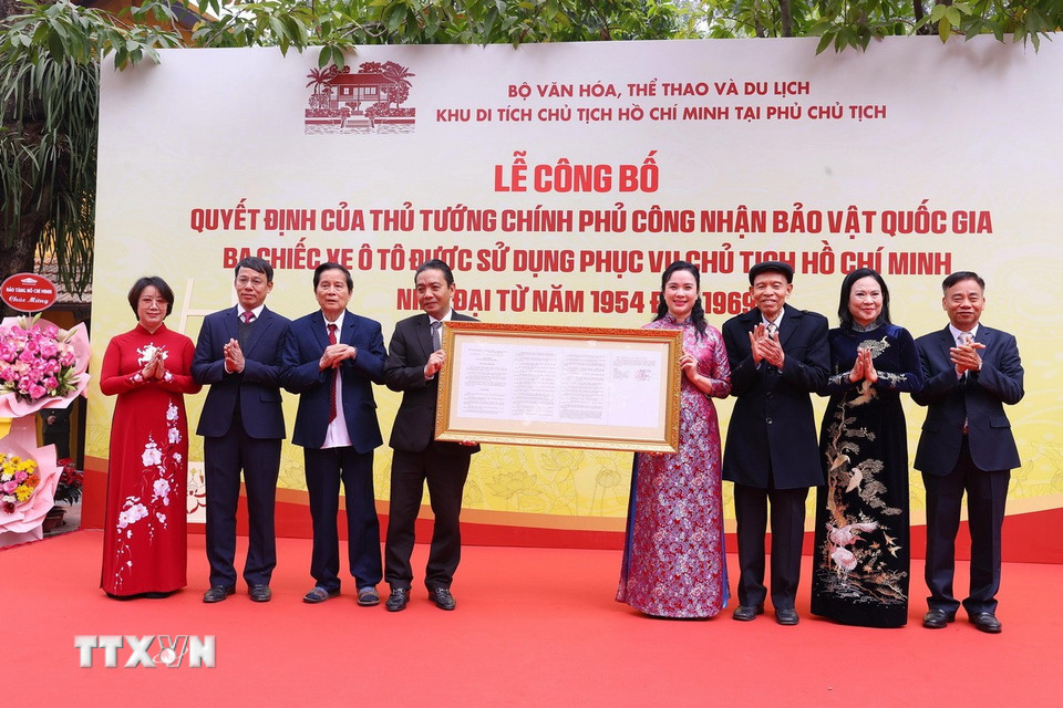 Trao Quyết định của Thủ tướng Chính phủ công nhận Bảo vật Quốc gia đối với 3 chiếc xe ôtô từng phục vụ Chủ tịch Hồ Chí Minh từ năm 1954 đến năm 1969. (Ảnh: Văn Điệp/TTXVN)