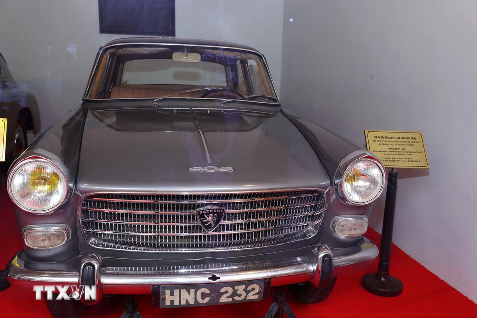 Ôtô Peugeot 404, biển đăng ký HNC 232. Kích thước xe: dài 4m25; rộng 1m40; cao 1m40; trọng lượng: 2300kg, màu sắc: ghi bạc. (Ảnh: Văn Điệp/TTXVN)