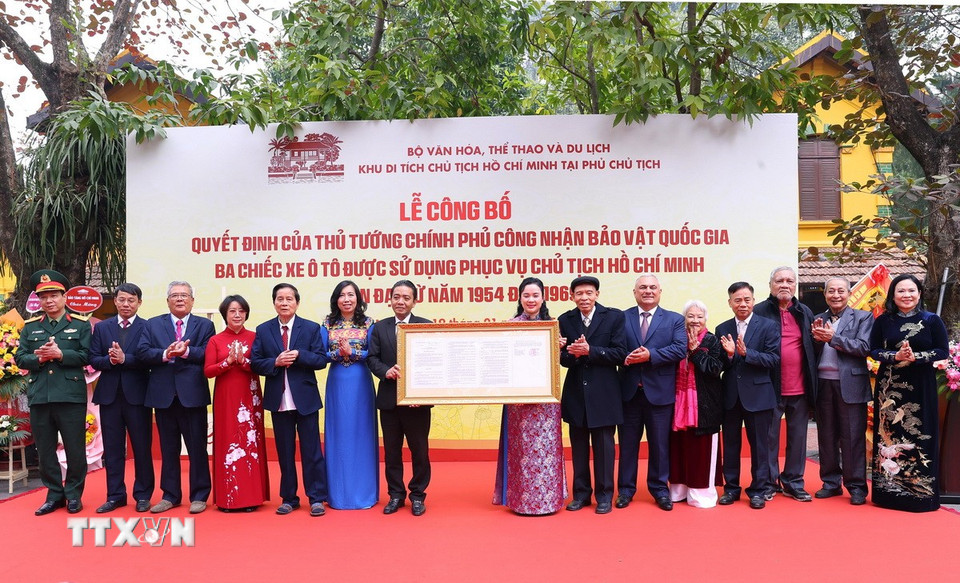 Trao Quyết định của Thủ tướng Chính phủ công nhận Bảo vật Quốc gia đối với 3 chiếc xe ôtô từng phục vụ Chủ tịch Hồ Chí Minh từ năm 1954 đến năm 1969. (Ảnh: Văn Điệp/TTXVN)