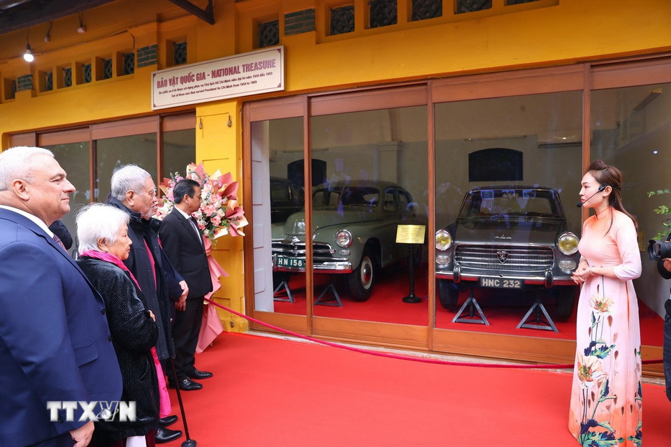 Các đại biểu nghe giới thiệu về 3 chiếc xe ôtô từng phục vụ Chủ tịch Hồ Chí Minh từ năm 1954 đến năm 1969. (Ảnh: Văn Điệp/TTXVN)