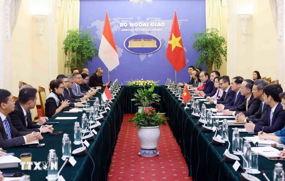 Bộ trưởng Ngoại giao Bùi Thanh Sơn và Bộ trưởng Ngoại giao Indonesia Retno Marsudi đồng chủ trì Kỳ họp lần thứ 5 Ủy ban hợp tác song phương Việt Nam-Indonesia (Hà Nội, 24/4/2024). (Ảnh: Phạm Kiên/TTXVN)