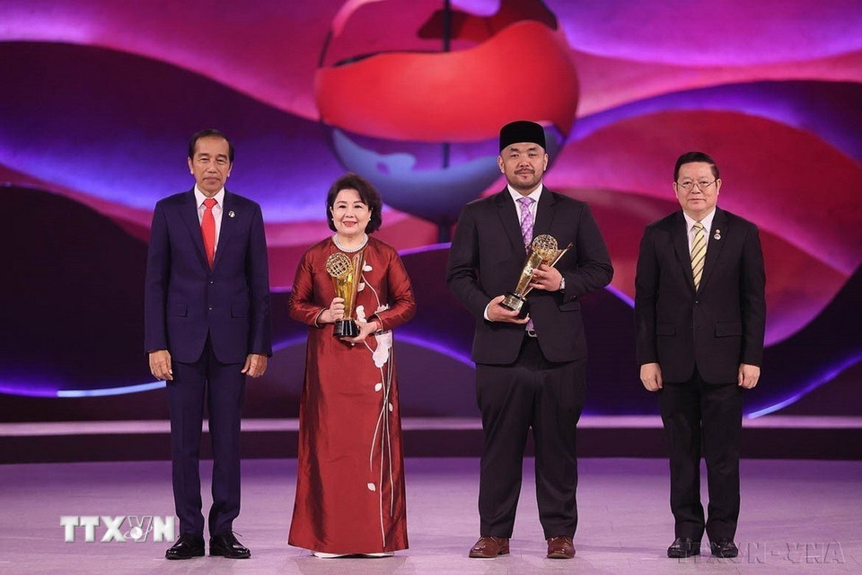 Tổng thống Indonesia Joko Widodo trao Giải thưởng ASEAN cho bà Nguyễn Thị Tuyết Minh về những đóng góp to lớn cho tiến trình xây dựng Cộng đồng ASEAN. (Ảnh: Dương Giang/TTXVN)