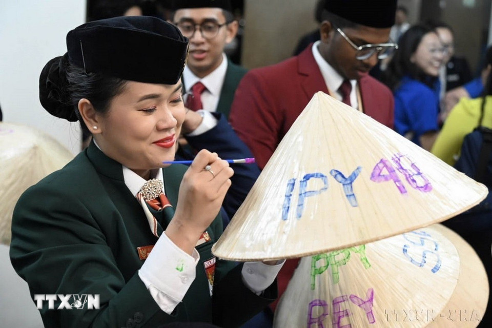 Thanh niên đến từ Indonesia trải nghiệm vẽ nón lá truyền thống của Việt Nam trong Chương trình Lãnh đạo Thành phố Hồ Chí Minh gặp gỡ, giao lưu với đoàn đại biểu Tàu thanh niên Đông Nam Á và Nhật Bản (SSEAYP) lần thứ 48 năm 2024. (Ảnh: Thu Hương/TTXVN)