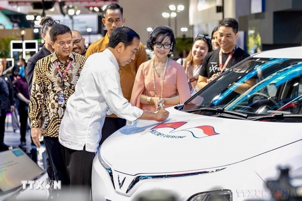 Tổng thống Indonesia Joko Widodo ký tên vào chiếc xe trưng bày của VinFast trong buổi giới thiệu xe điện tay lái nghịch của VinFast tại Indonesia, ngày 15/2/2024. (Ảnh: TTXVN phát)