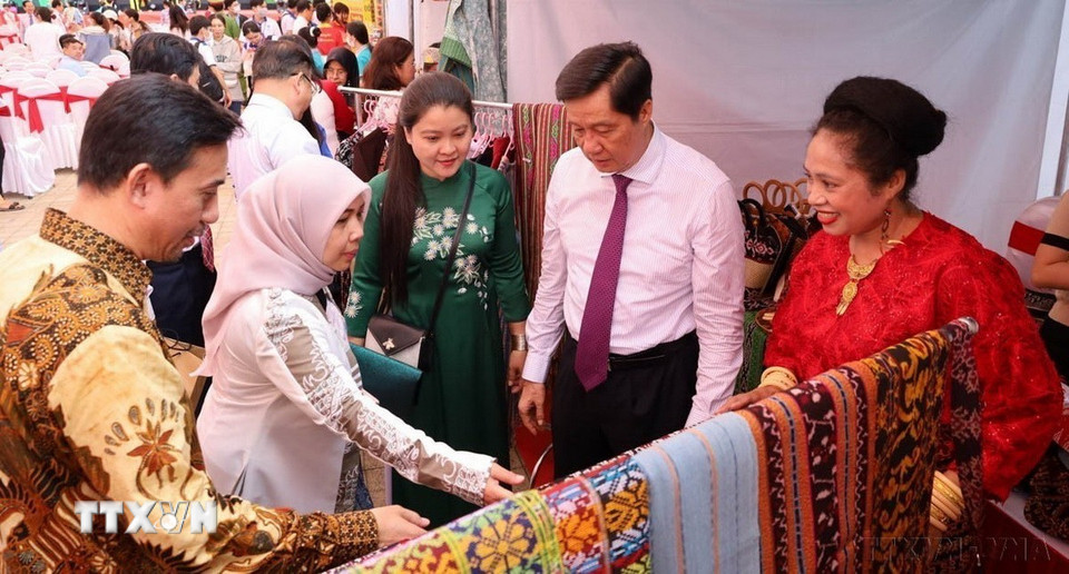 Các gian hàng quảng bá sản phẩm đặc trưng của Indonesia tại Hội thảo “Hợp tác đầu tư, kết nối giao thương Cần Thơ-Indonesia.' (Ảnh: Ánh Tuyết/TTXVN)