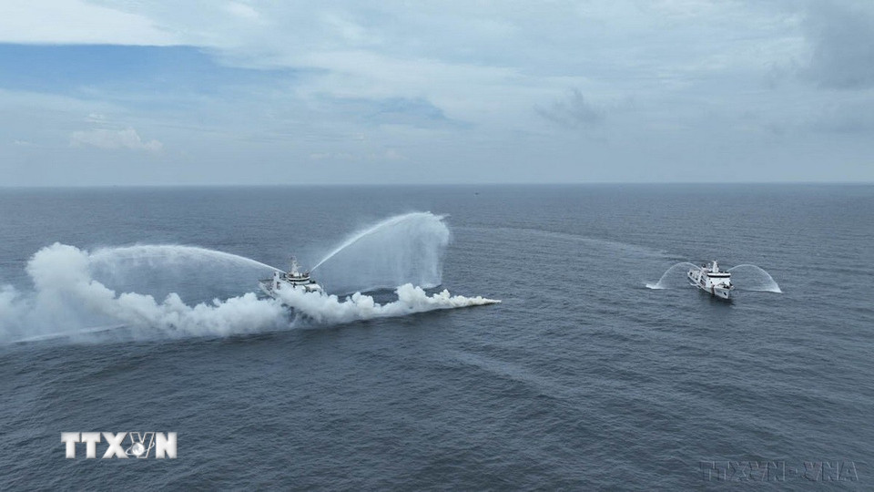 Cảnh sát biển Việt Nam và Cảnh sát biển Indonesia tổ chức luyện tập chung về công tác tìm kiếm, cứu hộ cứu nạn, phòng chống cháy nổ trên biển (Bà Rịa-Vũng Tàu, 11/10/2024). (Ảnh: Huỳnh Sơn/TTXVN)