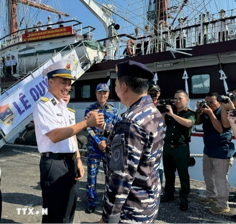 Đại tá Nguyễn Đình Giảng, Phó Giám đốc Học viện Hải quân cảm ơn sự đón tiếp của Hải quân Indonesia trong chuyến thăm của đoàn Tàu buồm 286-Lê Quý Đôn tới Indonesia (20/7/2024). (Ảnh: Đào Trang/TTXVN)