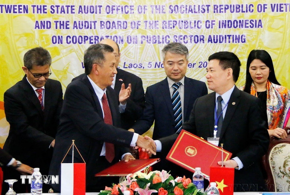 Tổng Kiểm toán Nhà nước Việt Nam Hồ Đức Phớc và Chủ tịch Ủy ban Kiểm toán Indonesia Moermahadi trao Biên bản ghi nhớ hợp tác giữa hai đơn vị. (Ảnh: Phạm Kiên/TTXVN)