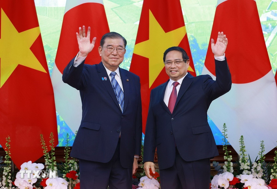 Thủ tướng Phạm Minh Chính và Thủ tướng Nhật Bản Ishiba Shigeru chụp ảnh chung trước hội đàm. (Ảnh: Dương Giang/TTXVN)