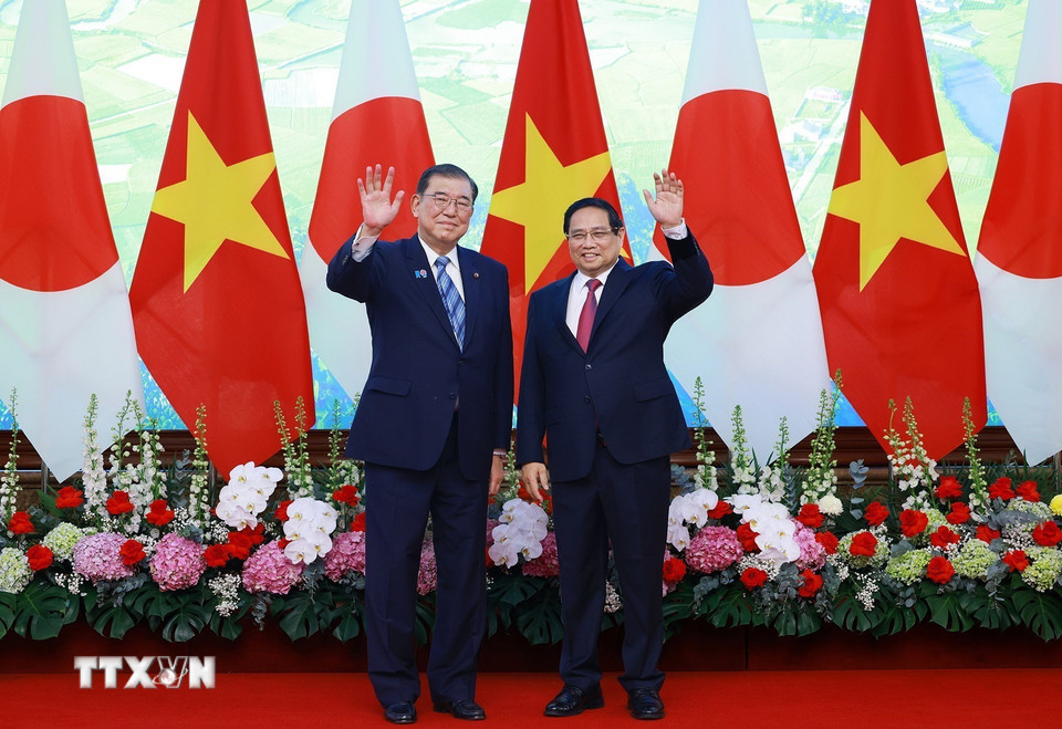 Thủ tướng Phạm Minh Chính và Thủ tướng Nhật Bản Ishiba Shigeru chụp ảnh chung trước hội đàm. (Ảnh: Dương Giang/TTXVN)