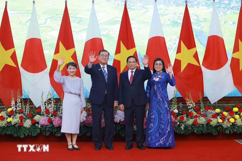 Thủ tướng Phạm Minh Chính và Phu nhân cùng Thủ tướng Nhật Bản Ishiba Shigeru và Phu nhân chụp ảnh chung. (Ảnh: Dương Giang/TTXVN)