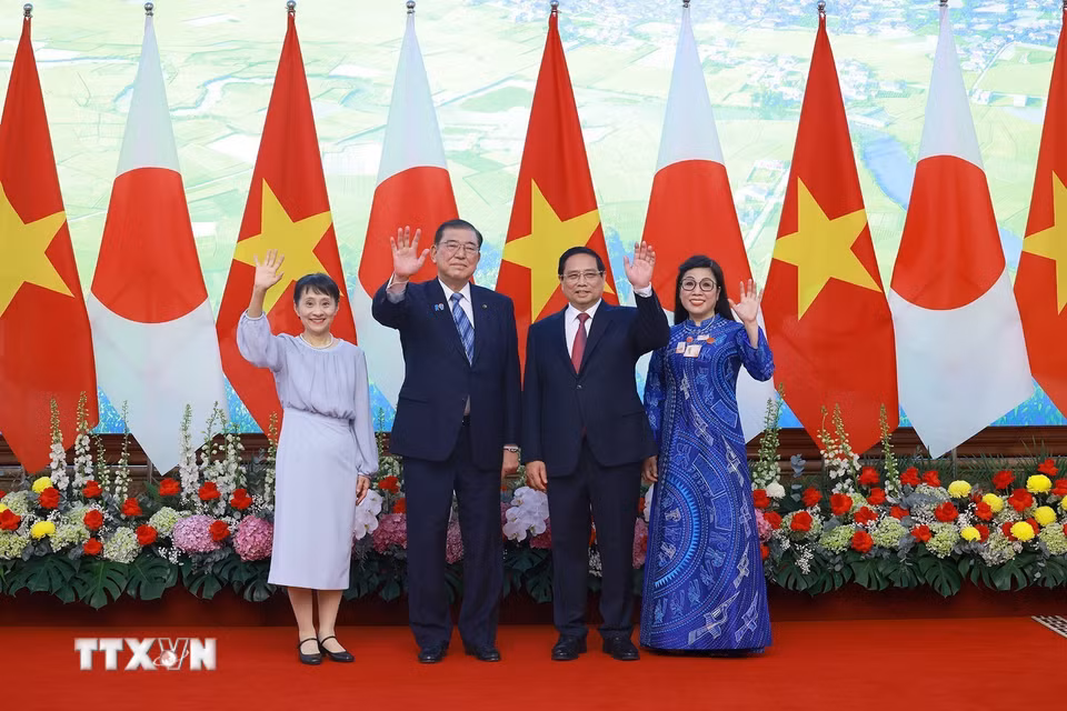 Thủ tướng Phạm Minh Chính và Phu nhân cùng Thủ tướng Nhật Bản Ishiba Shigeru và Phu nhân chụp ảnh chung. (Ảnh: Dương Giang/TTXVN)