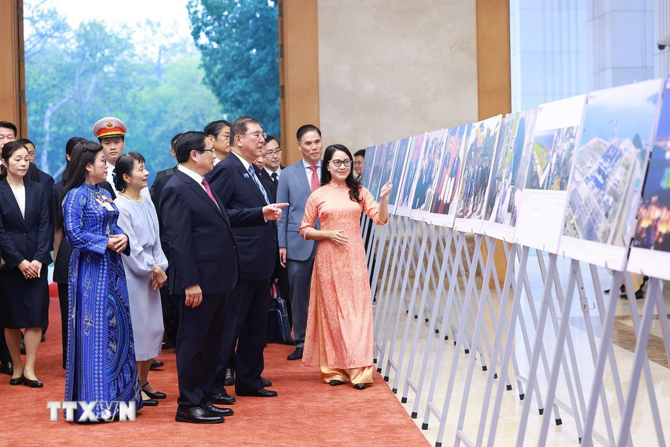 Thủ tướng Phạm Minh Chính và Phu nhân cùng Thủ tướng Nhật Bản Ishiba Shigeru và Phu nhân tham quan trưng bày ảnh về quan hệ hợp tác giữa hai nước, do Thông tấn xã Việt Nam thực hiện. (Ảnh: Dương Giang/TTXVN)