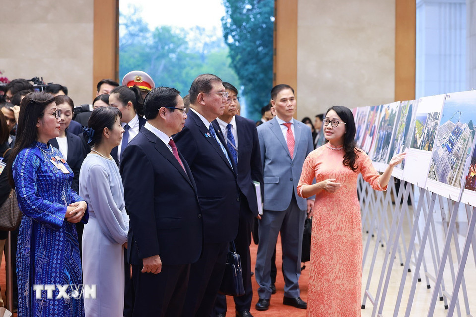 Trước khi hội đàm, Thủ tướng Phạm Minh Chính và Phu nhân cùng Thủ tướng Nhật Bản Ishiba Shigeru và Phu nhân tham quan trưng bày ảnh về quan hệ hợp tác giữa hai nước, do Thông tấn xã Việt Nam thực hiện. (Ảnh: Dương Giang/TTXVN)