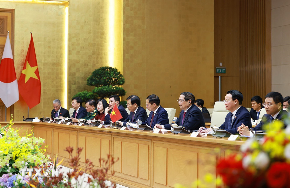 Thủ tướng Phạm Minh Chính và đoàn Việt Nam tại cuộc hội đàm với Thủ tướng Nhật Bản Ishiba Shigeru. (Ảnh: Dương Giang/TTXVN)