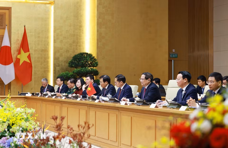 Thủ tướng Phạm Minh Chính và đoàn Việt Nam tại cuộc hội đàm với Thủ tướng Nhật Bản Ishiba Shigeru. (Ảnh: Dương Giang/TTXVN)