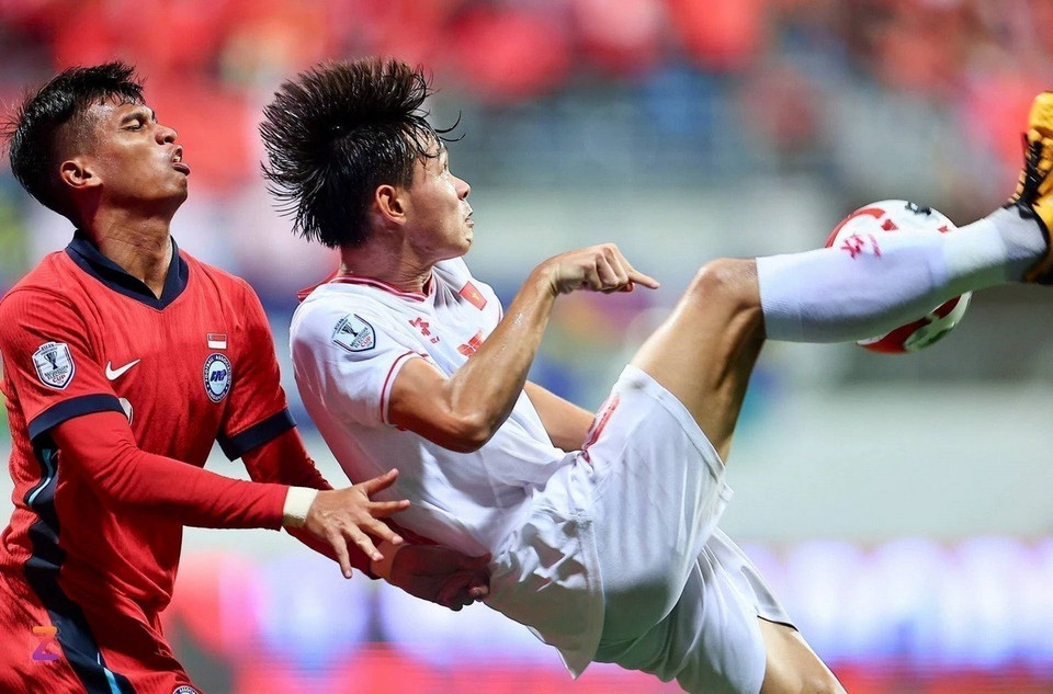 Vĩ Hào dứt điểm khiến thủ môn Mahbud của tuyển Singapore phải vất vả cứu thua trong trận bán kết lượt đi trên sân vận động Jalan Besar (Singapore). (Ảnh: TTXVN phát)