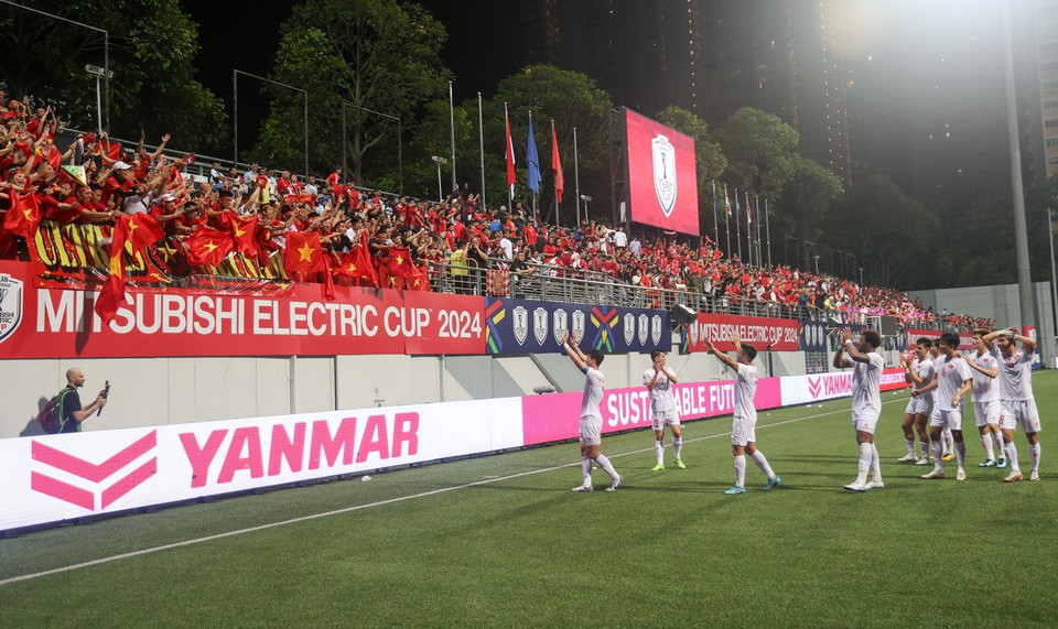 Các cầu thủ chia vui cùng cổ động viên Việt Nam sau trận thắng Singapore 2-0 ở bán kết lượt đi trên sân vận động Jalan Besar (Singapore). (Ảnh: Lê Dương/TTXVN)