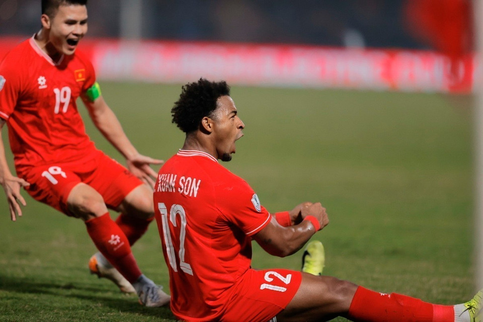 Niềm vui của Xuân Son sau khi dứt điểm chính xác, nâng tỷ số lên 2-0 cho tuyển Việt Nam ở phút 55 trong trận gặp Singapore ở Bán kết lượt về trên sân Việt Trì tối 29/12, với chiến thắng 3-1 cho đội tuyển Việt Nam. (Ảnh: Minh Quyết/TTXVN)