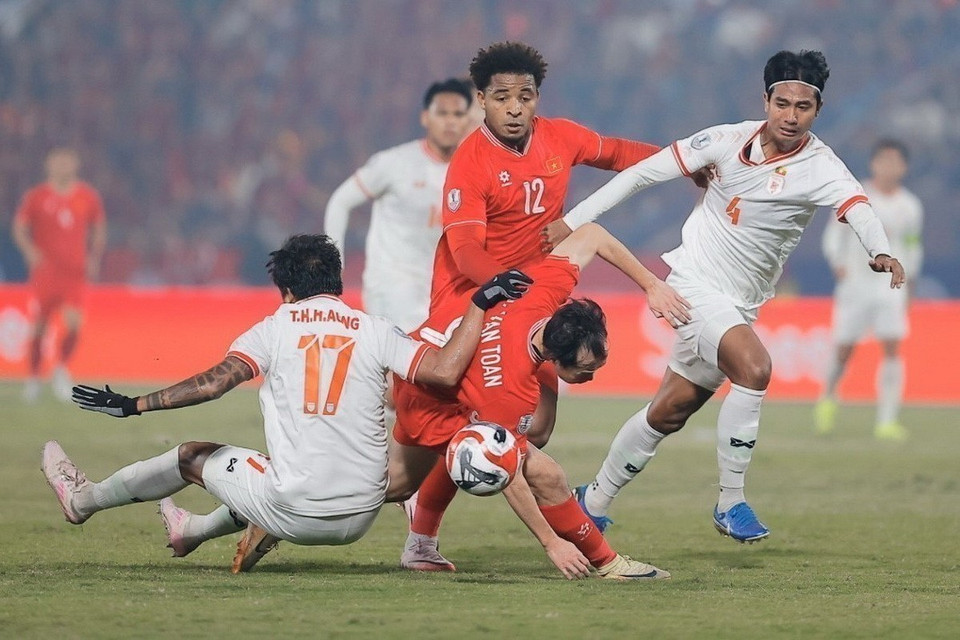 Xuân Son thi đấu tích cực và anh chính là người có đường chuyền thuận lợi để Bùi Vĩ Hào mở tỷ số ở phút 47 cho tuyển Việt Nam trước Indonesia trong trận đấu ở vòng bảng. (Ảnh: Minh Quyết/TTXVN)