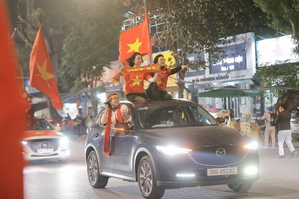 Khán giả đến cố vũ cho đội chủ nhà Việt Nam. (Ảnh: Minh Quyết/TTXVN)