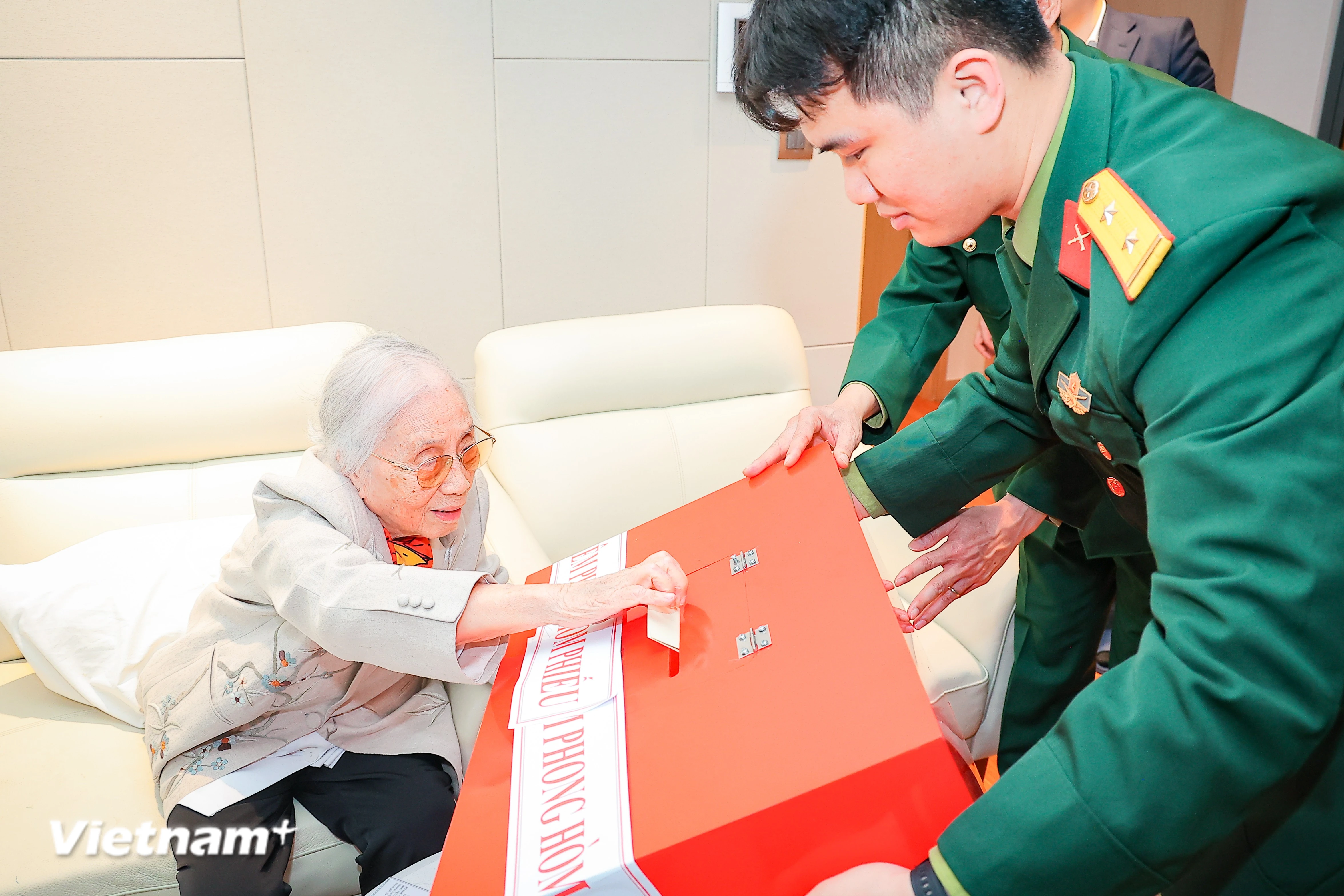 Nguyên Phó Chủ tịch nước Nguyễn Thị Bình thực hiện quyền công dân bầu cử Đại biểu Quốc hội khóa XVI