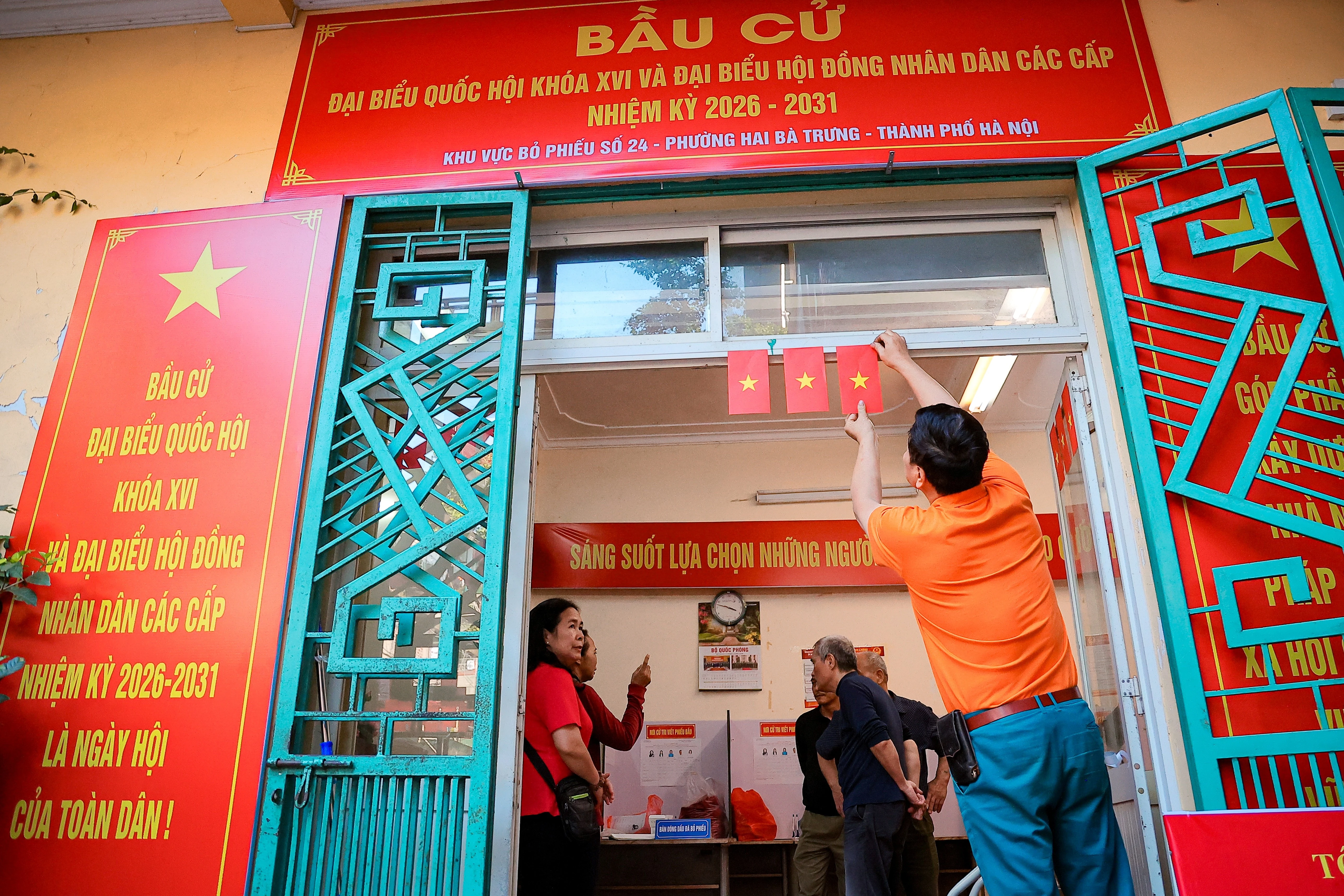 Các điểm bỏ phiếu tại Hà Nội tất bật chuẩn bị cơ sở vật chất hướng tới ngày bầu cử