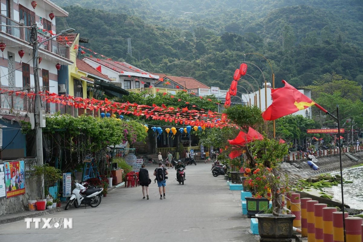 Cụm Đảo Cù Lao Châm: Cột Mốc Chủ Quyền Rực Rỡ Sắc Cờ Trước Ngày Hội Lớn