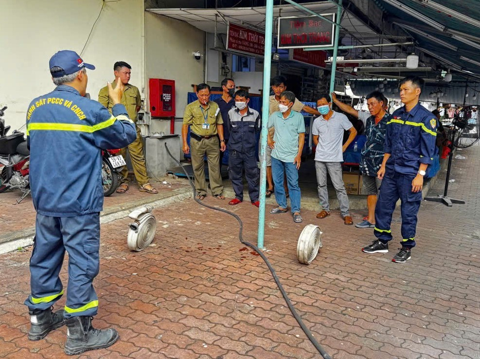 TP.HCM Biến Chợ Truyền Thống Thành Pháo Đài Phòng Cháy An Toàn 3 Các buổi tập huấn PCCC của Cảnh sát PCCC & CHCN thu hút tiểu thương tại các chợ truyền thống trên địa bàn thành phố Hồ Chí Minh.