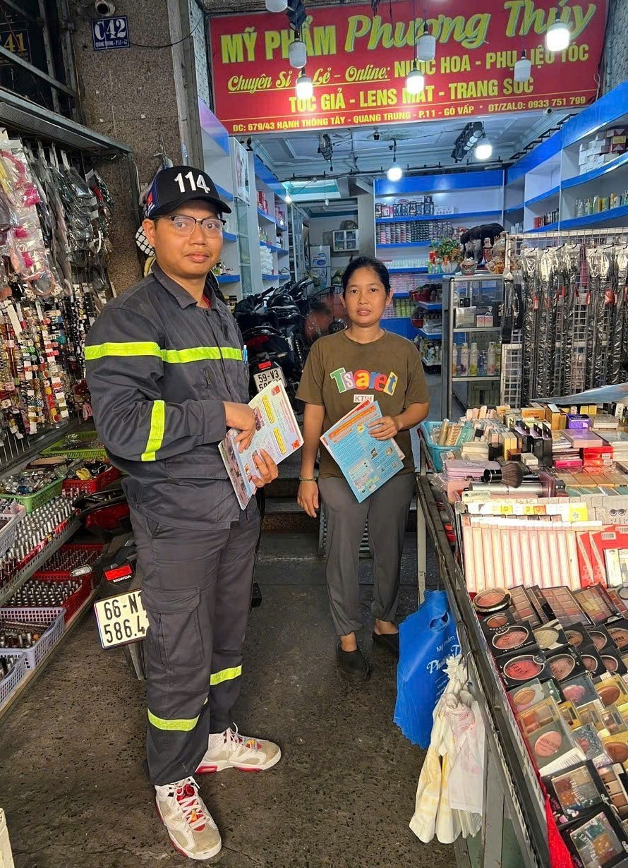 TP.HCM Biến Chợ Truyền Thống Thành Pháo Đài Phòng Cháy An Toàn 2 Tiểu thương chợ Hạnh Thông Tây nhận các ấn phẩm và tài liệu về PCCC & CNCH.
