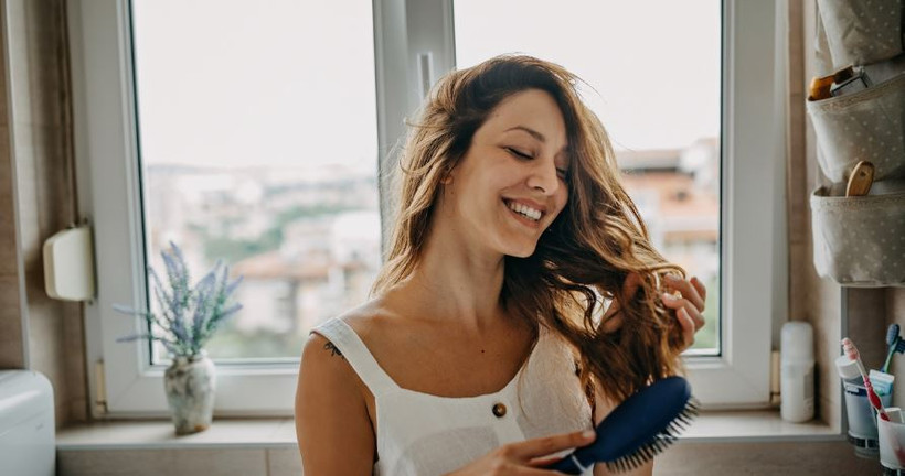 Tẩy da chết da đầu là một bước quan trọng trong việc chăm sóc da đầu. (Nguồn: Getty images)