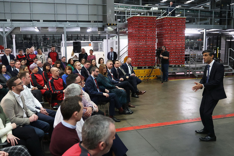 Thủ tướng Anh Rishi Sunak (phải) phát biểu trong cuộc gặp các nhà lãnh đạo doanh nghiệp địa phương ở Lisburn, Bắc Ireland, ngày 28/2/2023. (Ảnh: AFP/TTXVN)