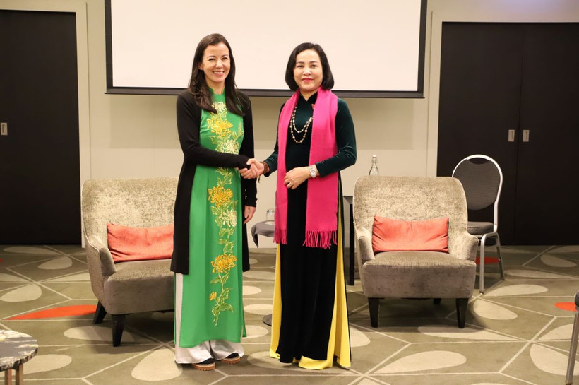 Phó Chủ tịch Quốc hội Nguyễn Thị Thanh với nghị sỹ gốc Việt đầu tiên tại New Zealand Phạm Thị Ngọc Lan. (Ảnh: Thanh Tú/TTXVN)