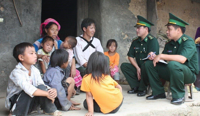 Bộ đội biên phòng Lai Châu tuyên truyền, phổ biến, giáo dục pháp luật tới người dân xã biên giới Dào San, huyện Phong Thổ. (Ảnh: Nguyễn Công Hải/TTXVN)