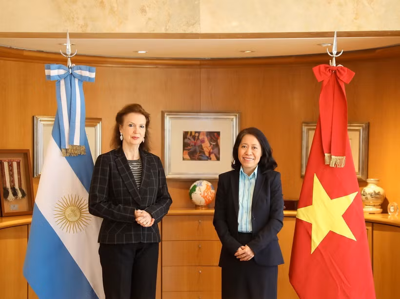 Đại sứ Việt Nam Ngô Minh Nguyệt và Bộ trưởng Ngoại giao Argentina Diana Mondino tại buổi làm việc. (Ảnh: Bộ Ngoại giao Argentina/TTXVN phát)