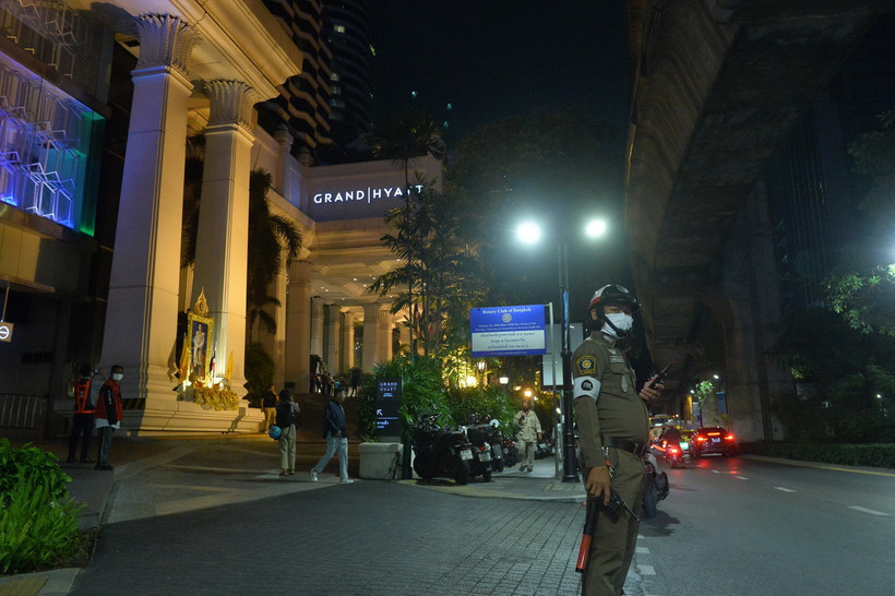 Cảnh sát được triển khai bên ngoài khách sạn Grand Hyatt Erawan ở Bangkok, Thái Lan, nơi phát hiện thi thể người Việt, ngày 16/7/2024. (Ảnh: THX/TTXVN)