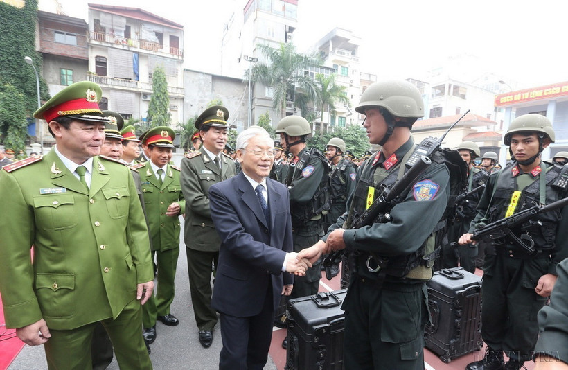 Tổng Bí thư Nguyễn Phú Trọng thăm, kiểm tra công tác sẵn sàng chiến đấu của Bộ Tư lệnh Cảnh sát cơ động (Bộ Công an), ngày 2/1/2016. (Ảnh: Trí Dũng/TTXVN)