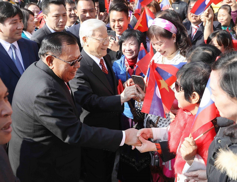 Tổng Bí thư Nguyễn Phú Trọng và Tổng Bí thư, Chủ tịch nước Lào Bounnhang Vorachith với nhân dân Thủ đô Hà Nội, sáng 19/12/2017. (Ảnh: Phương Hoa/TTXVN)