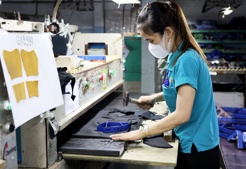 Công nhân làm giày da Công ty Cổ phần Tập đoàn Gia Định, thành phố Thủ Đức, Thành phố Hồ Chí Minh. (Ảnh: Hồng Đạt/TTXVN)