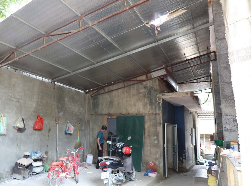 Đá rơi vào nhà dân làm vỡ mái. (Ảnh: Nguyễn Nam/TTXVN)