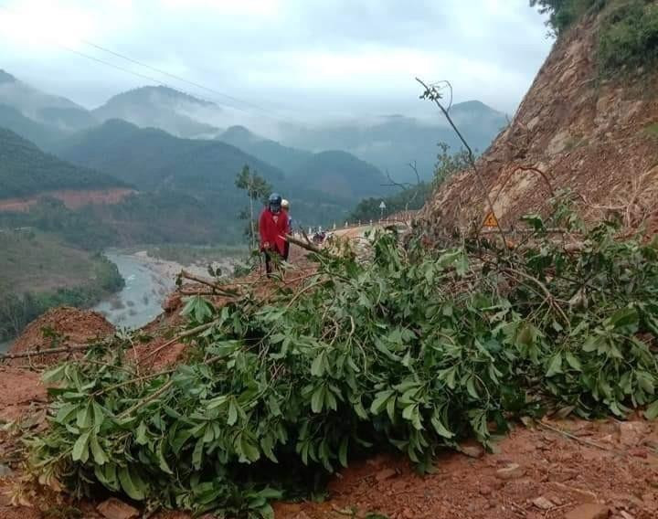 Sạt lở gây ách tắc tuyến đường từ thị trấn An Lão lên xã An Vinh. (Ảnh: Tường Quân/TTXVN)