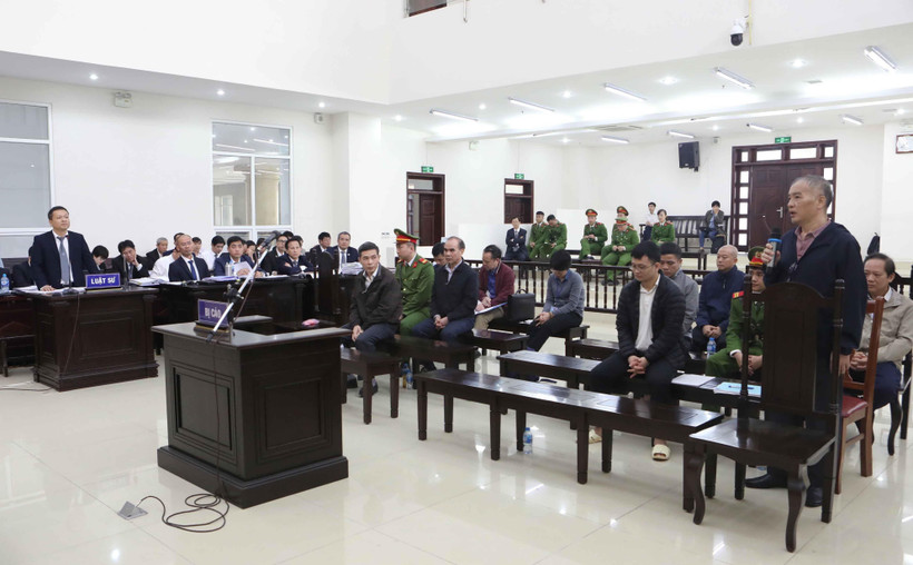 Luật sư đặt câu hỏi đến bị cáo Lê Nam Trà (sinh năm 1961, nguyên Chủ tịch Hội đồng thành viên MobiFone) trả lời các câu hỏi của luật sư. (Ảnh: Doãn Tấn/TTXVN)