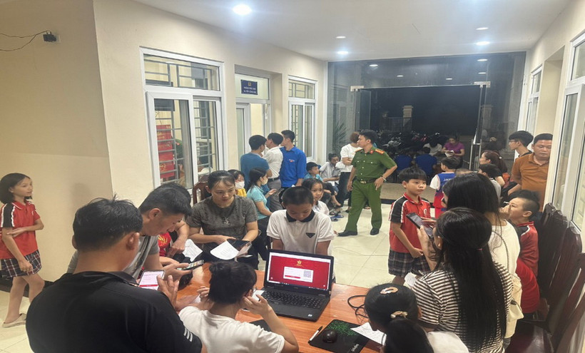 Đông đảo công dân đến làm căn cước tại trụ sở Công an xã Minh Tân (Phú Xuyên). (Ảnh Mạnh Khánh/TTXVN)