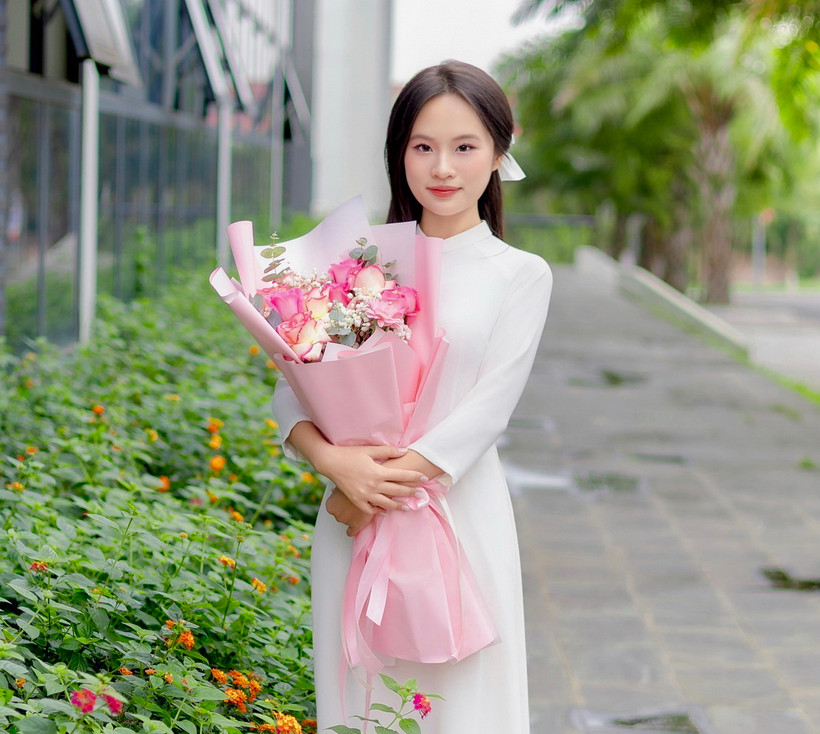 Nguyễn Phương Linh, thủ khoa khối D01 toàn quốc trong kỳ thi tốt nghiệp THPT năm 2024. (Ảnh: TTXVN phát)