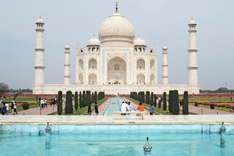 Khách du lịch thăm đền Taj Mahal ở Agra, Ấn Độ. (Ảnh: AFP/ TTXVN)