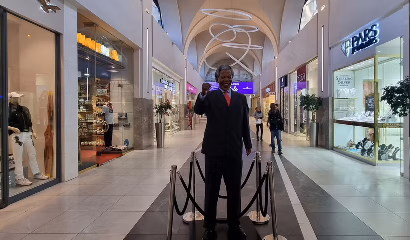 Một bức tượng cố Tổng thống Nelson Mandela tại trung tâm thương mại Sandton ở thành phố Johannesburg. (Ảnh: Hồng Minh/TTXVN)
