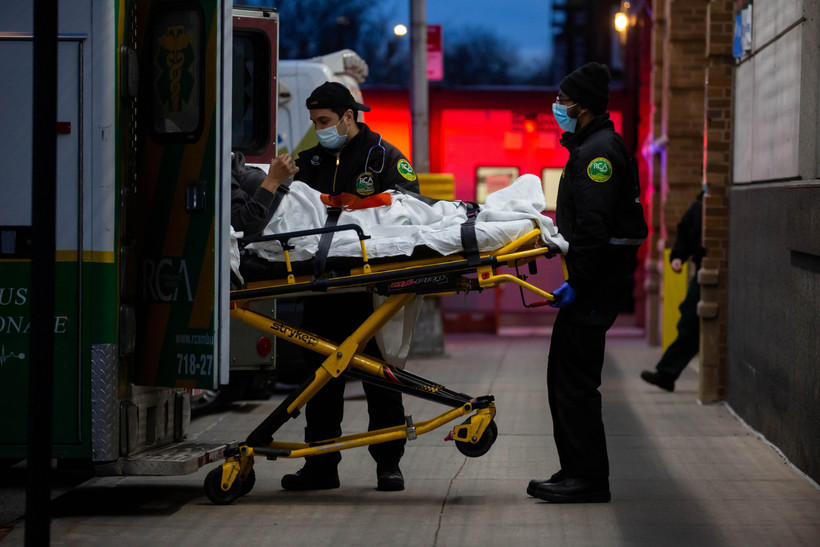 Nhân viên y tế chuyển bệnh nhân nhiễm COVID-19 tới bệnh viện ở New York, Mỹ. (Ảnh: THX/TTXVN)